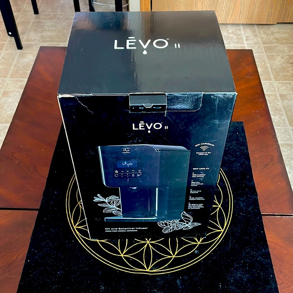 Brand new in box! Levo II oil and botanical infuser